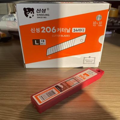 18mm Cutter Blades For Heavy-Duty And Durable Cutting Width 18mm Segments Num 15 Blade Color Silver