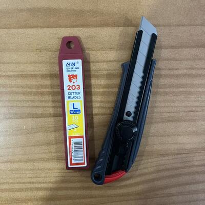 Plastic 18mm Utility Knives Ergonomic Design Featuring Package Contents 1 Utility Knife Ideal for Precise Cutting Tasks